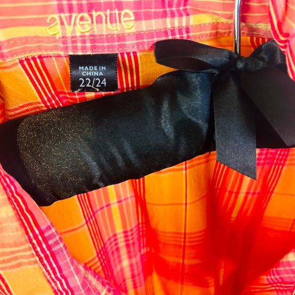 Avenue button down with button sleeves. Size 22/24 - Picture 2 of 4